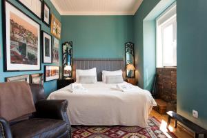 ein Schlafzimmer mit einem großen Bett mit blauen Wänden in der Unterkunft ALTIDO Trendy studio with views to the Castle, in Graca in Lissabon