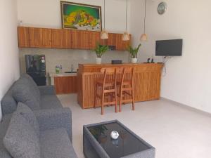 un soggiorno con un divano e un tavolo di The Samudra Ubud Villa ad Ubud