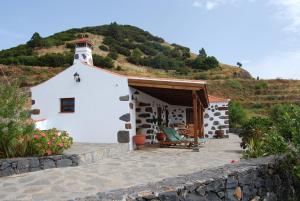 a small white house with a hill in the background at Casa Rural Las Llanadas in Garafía