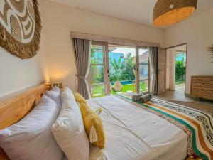 En eller flere senge i et værelse på 1BR Villa Venezia a Tropical Escape - Seminyak + 24 billeder