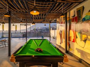 einem Billardtisch in der Mitte eines Zimmers in der Unterkunft The Hosteller Rishikesh, Laxman Jhula in Rishikesh