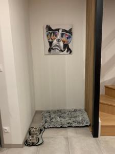 een kamer met een hondenafbeelding aan de muur bij Lappart in Juvigny-en-Perthois +1 foto