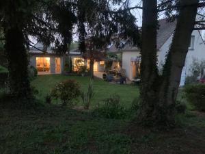 ein Haus mit Licht im Hof in der Unterkunft L Orée du Bois in Agnetz