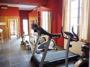 una habitación con un gimnasio con 2 bicicletas estáticas en Hotel Vorsen, en Gingelom