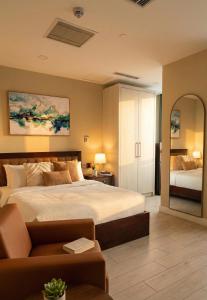 En eller flere senge i et værelse på Luxury Studio & 2 Bed Apartments at Centaurus Mall, Islamabad with Margalla Views