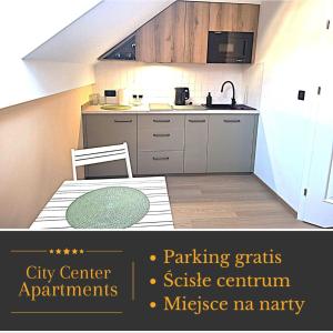 eine Küche mit Spüle und einem Tisch mit Küchen-Gmaxwell-Gmaxwell-Gmaxwell in der Unterkunft Apartament Ricardo in Krynica-Zdrój