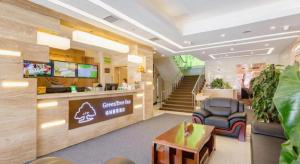 Un vestíbulo de un hospital con una sala de espera. en GreenTree Inn Shenyang Shenhe District Wuai Street, en Shenyang