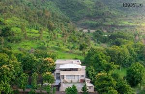 una vista aérea de una casa en medio de una colina en EKOSTAY - Alpine Villa, en Alibaug