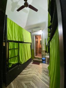 Un pat sau paturi într-o cameră la Jungle Hostel by Mango Tree