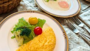 un plato de comida con una tortilla y verduras en ANA Crowne Plaza Hotel Kushiro by IHG, en Kushiro