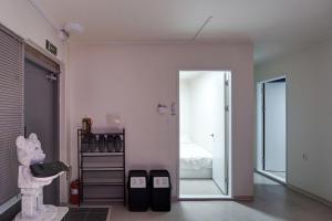 En eller flere senge i et værelse på Khan 숙소