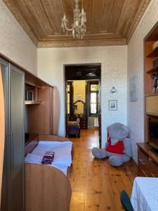 En eller flere senge i et værelse på Gyumri Heritage House