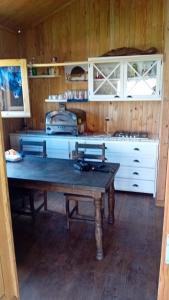 una cucina con un tavolo di legno in una stanza di Danae Beach Golf a Nosy Be