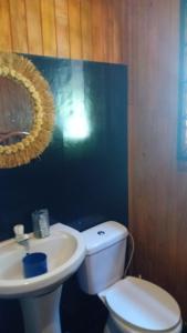 un bagno con un water bianco e un lavandino di Danae Beach Golf a Nosy Be