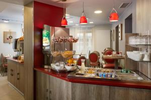 Makanan di atau berdekatan hotel