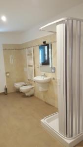 PomaricoにあるB&B Alle porte di San Roccoのバスルーム(洗面台2つ、トイレ2つ付)