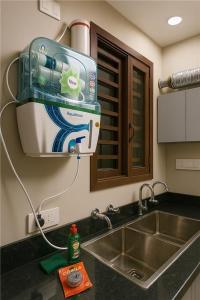 encimera de cocina con fregadero y batidora en 4BHK Stay Royal BNB - Luxury Villa, en Kharar