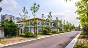 una calle vacía frente a un edificio en GreenTree Inn Jiaxing Qixing Town Goverment, en Jiashan