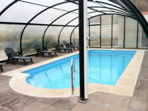 - une piscine dans un dôme avec piscine dans l'établissement Refugio La Covatilla I,II,III y IV, à La Hoya