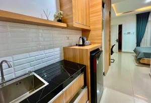 Kuchyň nebo kuchyňský kout v ubytování studio suryajingga