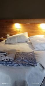 Elle comprend un grand lit avec des draps et des oreillers blancs. dans l'établissement Budler Stay, à Upington