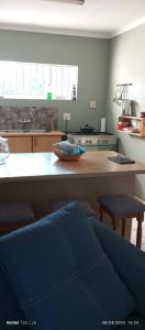un salon avec un canapé bleu dans une cuisine dans l'établissement Budler Stay, à Upington