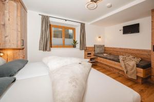 ein Wohnzimmer mit zwei Betten und einer Couch in der Unterkunft Bio-Bauernhof Reiterhof in St. Johann im Pongau