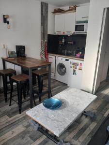 een keuken met een tafel met een blauwe kom erop bij Les Chamoix en Chartreuse in Saint-Pierre-de-Chartreuse