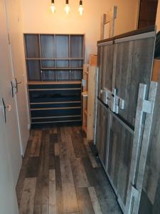 een kamer met houten vloeren en glazen deuren bij Les Chamoix en Chartreuse in Saint-Pierre-de-Chartreuse