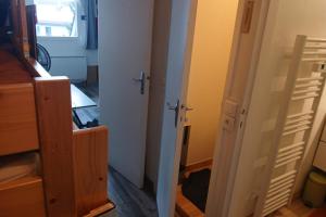 een kamer met 2 deuren en een kamer met een spiegel bij Les Chamoix en Chartreuse in Saint-Pierre-de-Chartreuse