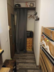 een hal met een deur en een dressoir in een kamer bij Les Chamoix en Chartreuse in Saint-Pierre-de-Chartreuse