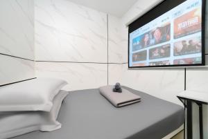 Una habitación con un sofá blanco y un televisor de pantalla plana. en Joy Hella Inn, en Hong Kong 11 fotos más