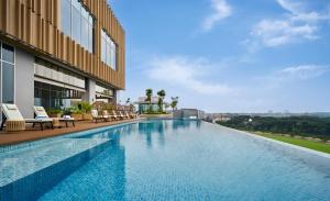 une piscine sur le côté d'un immeuble dans l'établissement ARTOTEL Living World Kota Wisata, 
