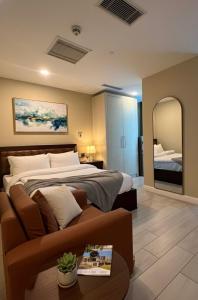 En eller flere senge i et værelse på Luxury Studio & 2 Bed Apartments at Centaurus Mall, Islamabad with Margalla Views + 20 billeder