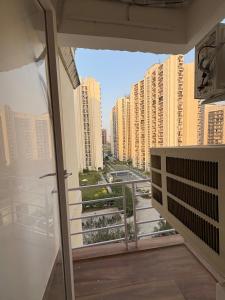 een balkon met uitzicht op een stad bij WeHymn Homes 607 in Gomti Nagar