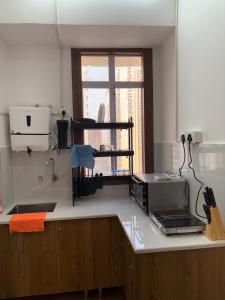 een keuken met een aanrecht met daarop een printer bij WeHymn Homes 607 in Gomti Nagar