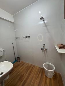 een badkamer met toilet en wastafel bij WeHymn Homes 607 in Gomti Nagar +15 foto's
