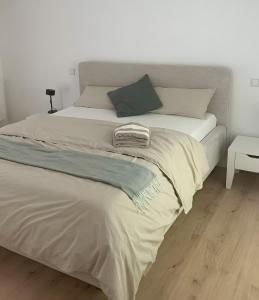 En eller flere senge i et værelse på Fewo Weitsicht