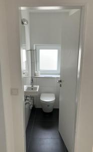 Et badeværelse på Fewo Weitsicht + 3 billeder