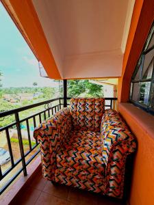 een bank op een balkon met uitzicht bij Homebound stays in Nairobi