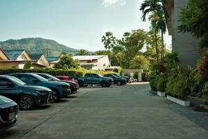 eine Reihe von Autos auf einem Parkplatz in der Unterkunft Stylish apartment close to Bang Tao beach in Strand Bang Tao