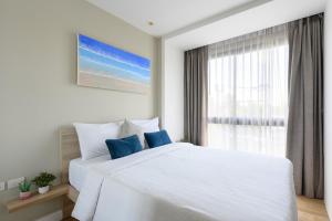 ein Schlafzimmer mit einem großen weißen Bett und einem Fenster in der Unterkunft Stylish apartment close to Bang Tao beach in Strand Bang Tao + 11 Fotos
