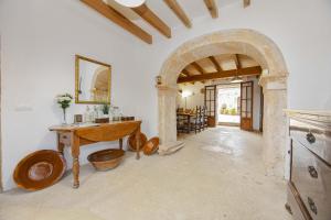 una grande stanza con tavolo e specchio di Villa Can Granot a Caʼs Concos