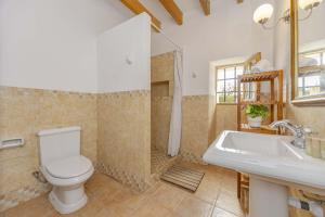 un bagno con wc, doccia e lavandino di Villa Can Granot a Caʼs Concos Altre 31 foto