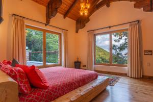 En eller flere senge i et værelse på Private Island-Style Ultra Luxury Villa Estate + 291 billeder