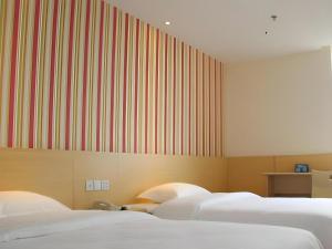Ένα ή περισσότερα κρεβάτια σε δωμάτιο στο 7 Days Inn Luzhou Longma Avenue District Government