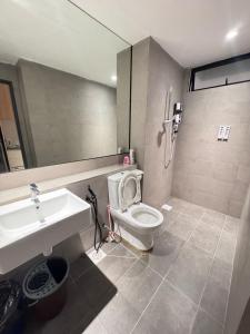 Ένα μπάνιο στο RTS - ROXY Apartment Sematan Family Studio