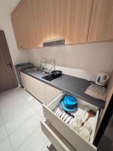 Η κουζίνα ή μικρή κουζίνα στο RTS - ROXY Apartment Sematan Family Studio