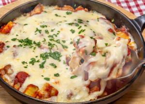 東京にあるホテルインターゲート東京 京橋のチーズとハーブが入ったピザが入ったフライパン +48枚の写真