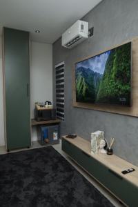 Телевизор и/или развлекательный центр в Yoga Luxury Lodge